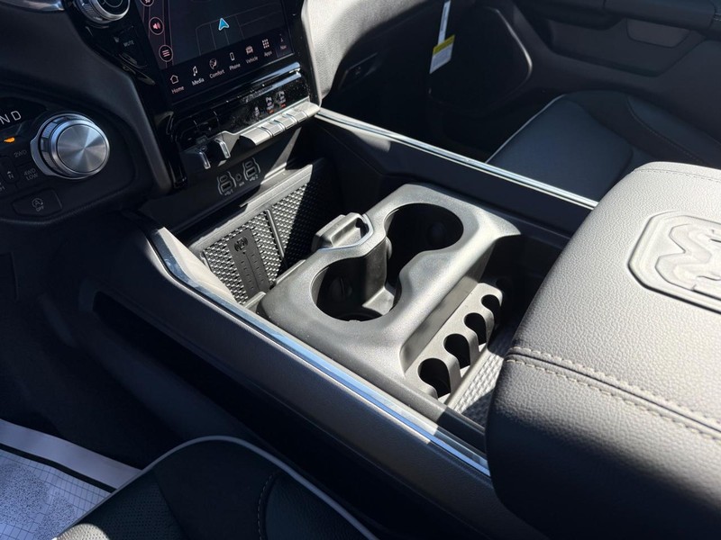 Ram 1500 Vehicle Full-screen Gallery Image 26