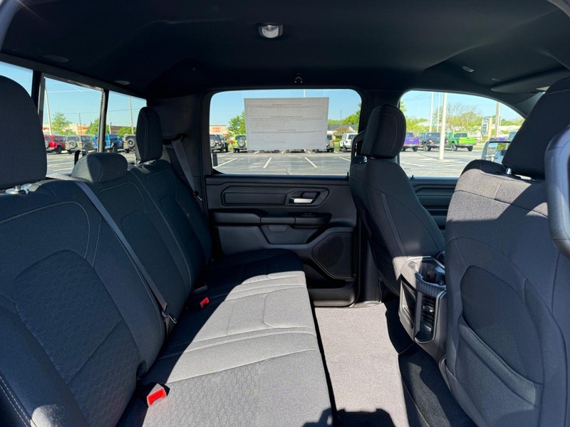 Ram 1500 Vehicle Full-screen Gallery Image 10