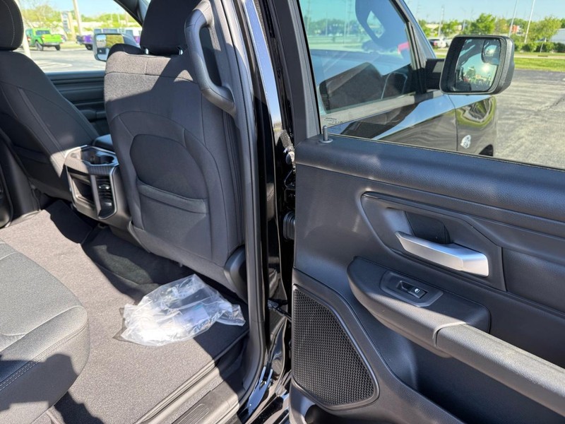 Ram 1500 Vehicle Full-screen Gallery Image 11