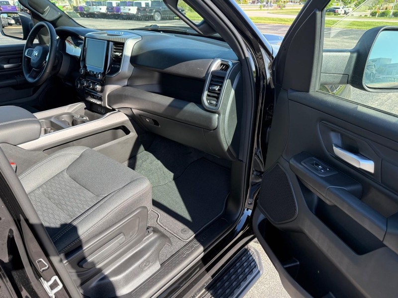 Ram 1500 Vehicle Full-screen Gallery Image 14