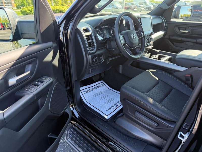 Ram 1500 Vehicle Full-screen Gallery Image 16