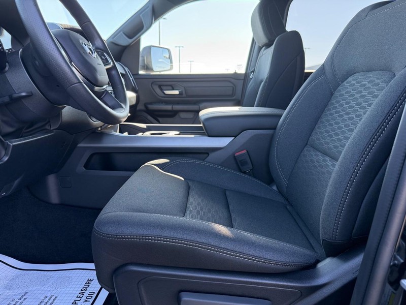 Ram 1500 Vehicle Full-screen Gallery Image 17