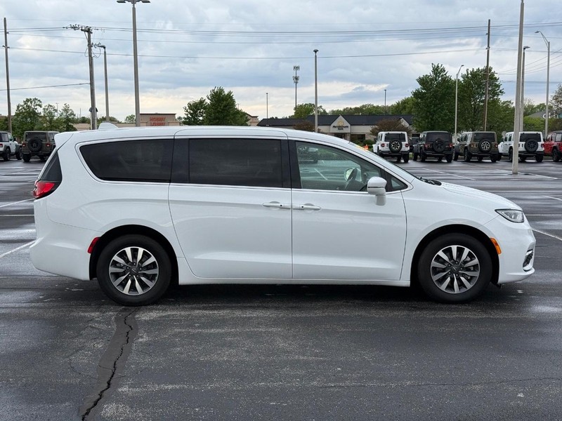 Chrysler Pacifica Vehicle Full-screen Gallery Image 2