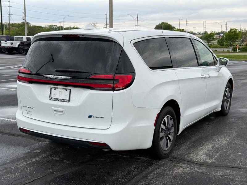 Chrysler Pacifica Vehicle Full-screen Gallery Image 3