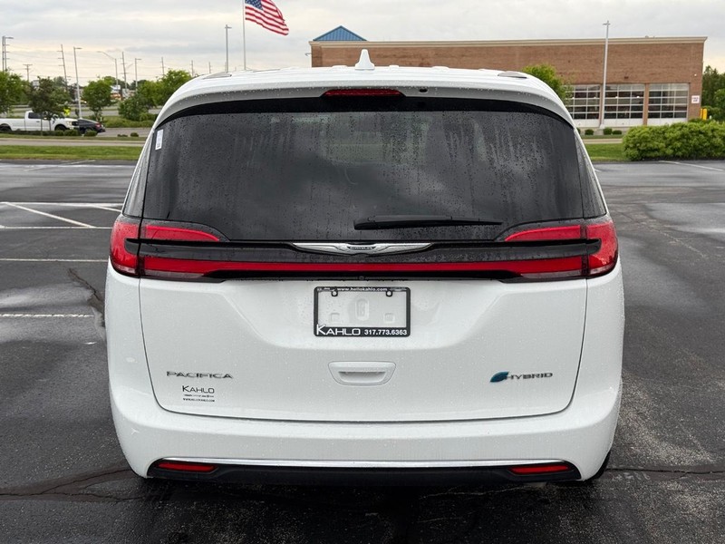 Chrysler Pacifica Vehicle Full-screen Gallery Image 4