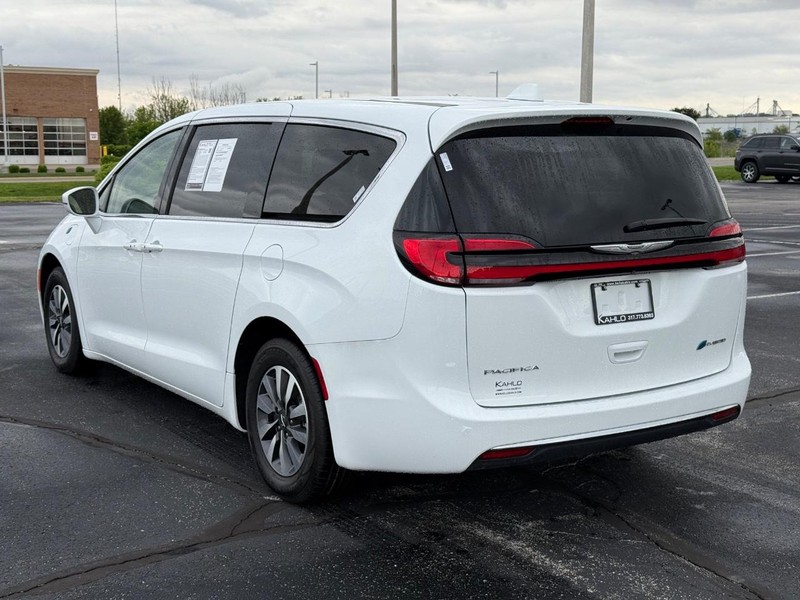 Chrysler Pacifica Vehicle Full-screen Gallery Image 5