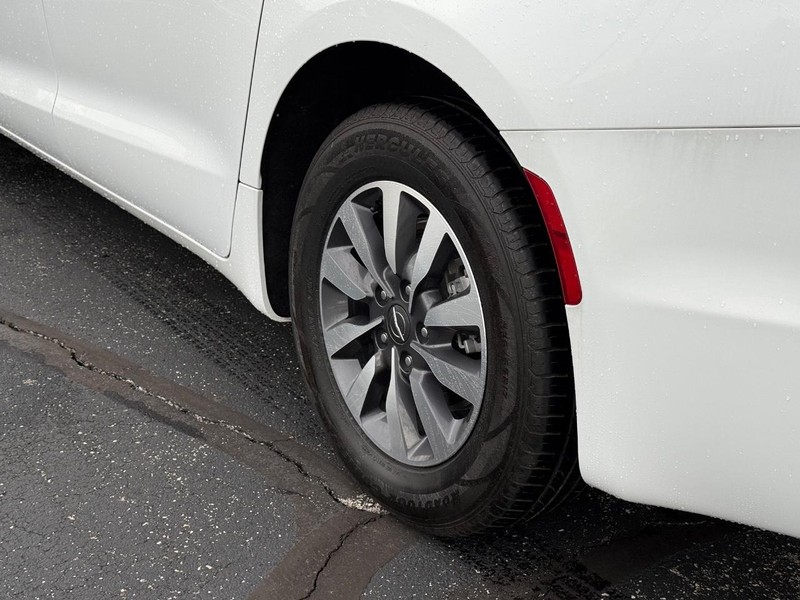 Chrysler Pacifica Vehicle Full-screen Gallery Image 6