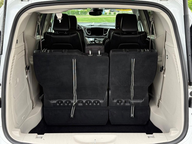 Chrysler Pacifica Vehicle Full-screen Gallery Image 7