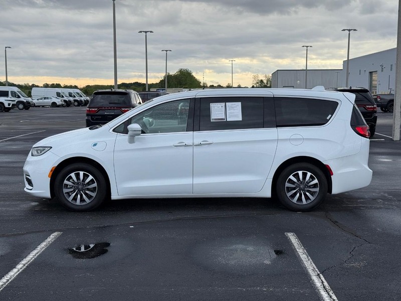 Chrysler Pacifica Vehicle Full-screen Gallery Image 9
