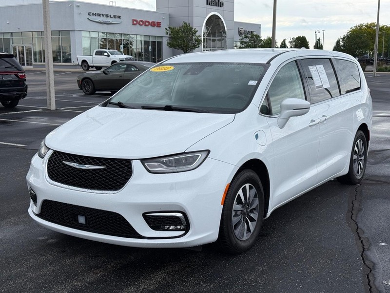 Chrysler Pacifica Vehicle Full-screen Gallery Image 10