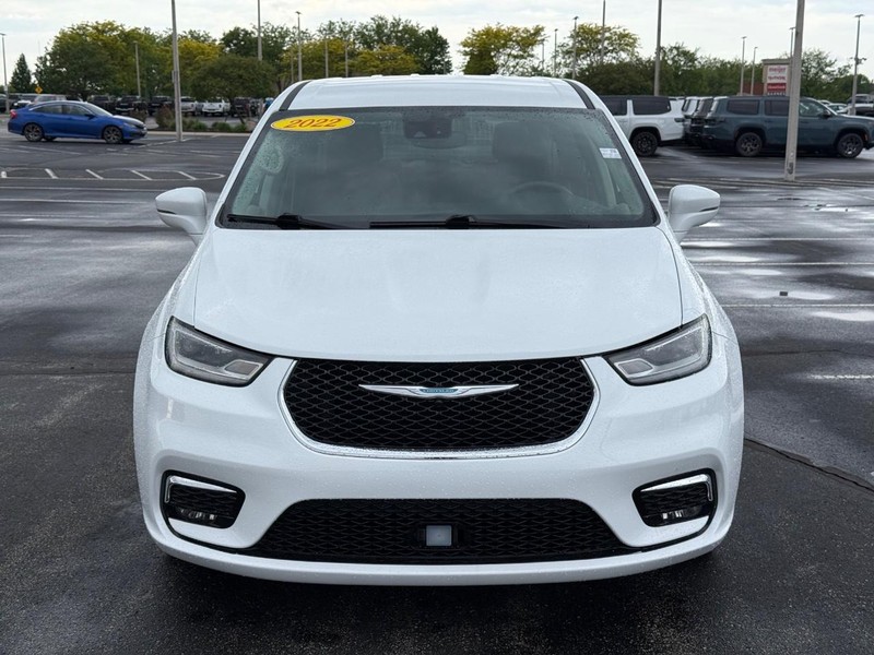 Chrysler Pacifica Vehicle Full-screen Gallery Image 11