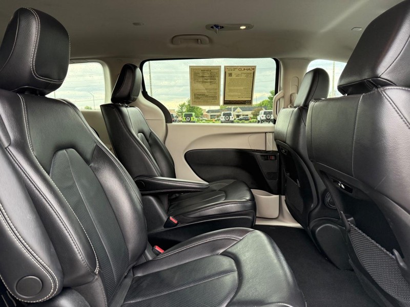 Chrysler Pacifica Vehicle Full-screen Gallery Image 12