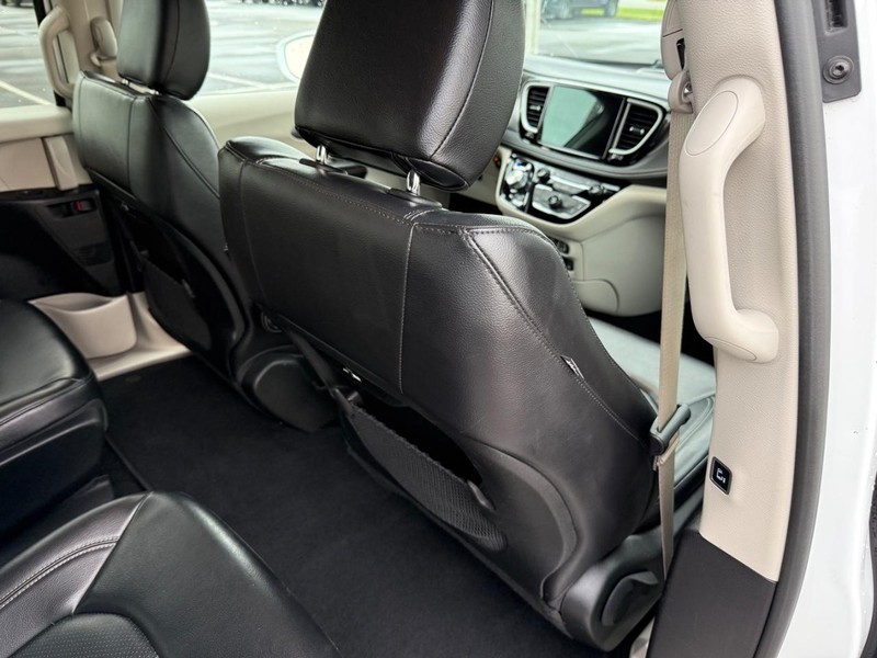 Chrysler Pacifica Vehicle Full-screen Gallery Image 13