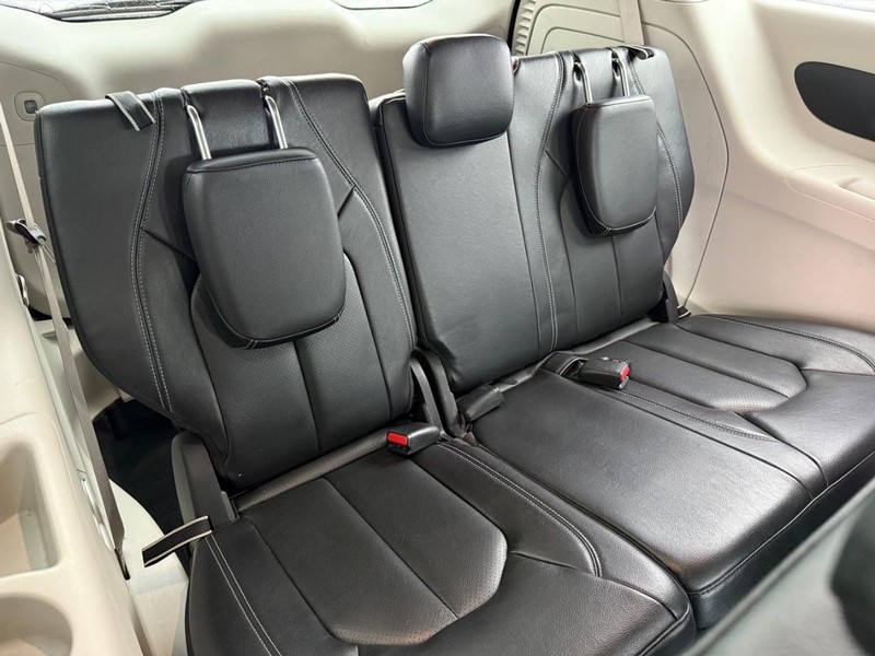 Chrysler Pacifica Vehicle Full-screen Gallery Image 14