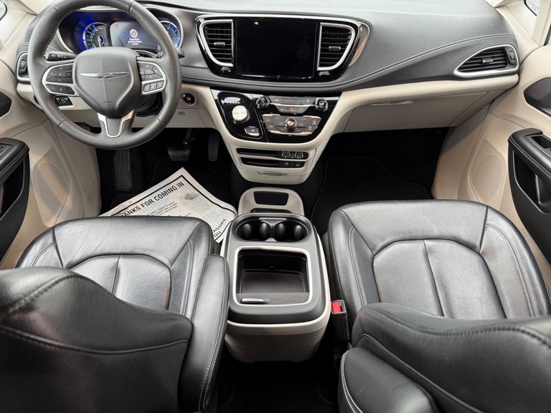 Chrysler Pacifica Vehicle Full-screen Gallery Image 15