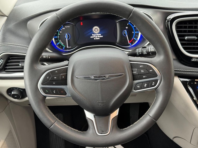 Chrysler Pacifica Vehicle Full-screen Gallery Image 16
