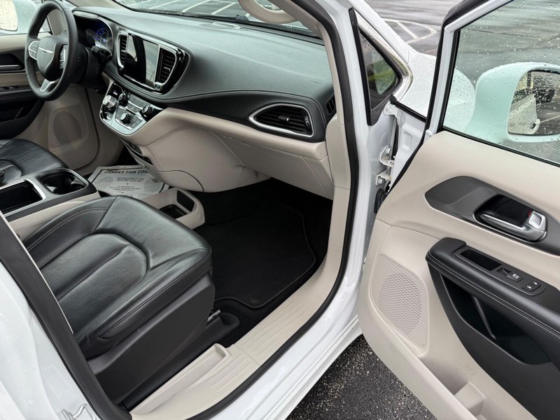 Chrysler Pacifica Vehicle Full-screen Gallery Image 17