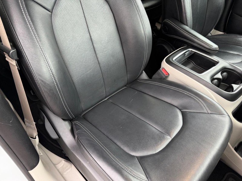 Chrysler Pacifica Vehicle Full-screen Gallery Image 18