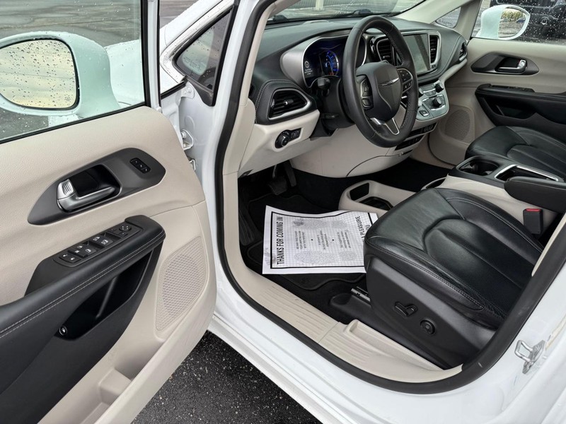 Chrysler Pacifica Vehicle Full-screen Gallery Image 19