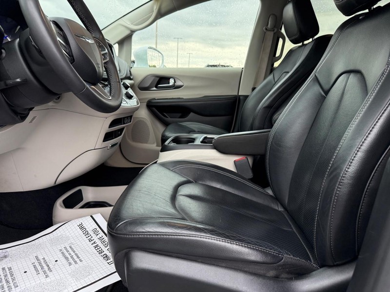 Chrysler Pacifica Vehicle Full-screen Gallery Image 20
