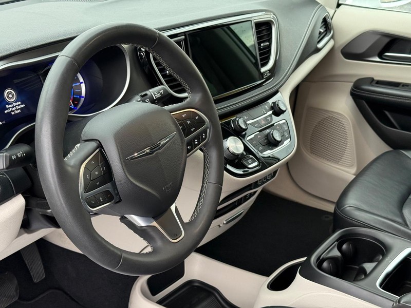 Chrysler Pacifica Vehicle Full-screen Gallery Image 21