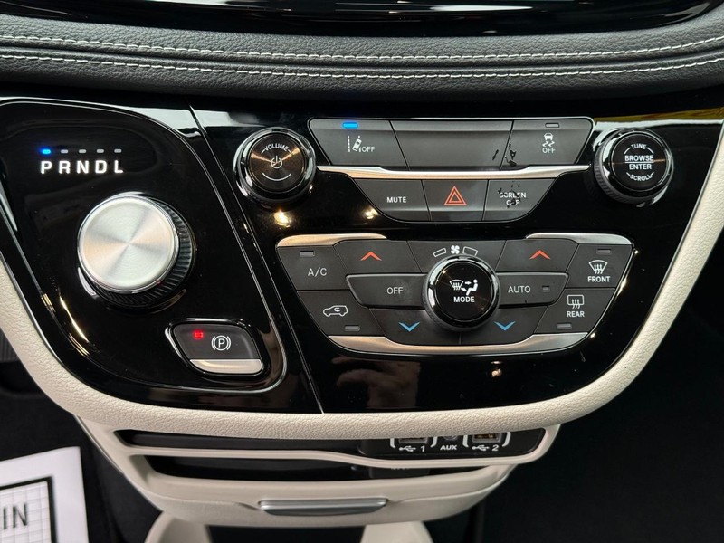 Chrysler Pacifica Vehicle Full-screen Gallery Image 27