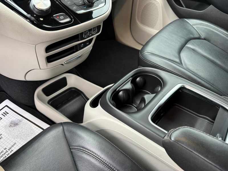 Chrysler Pacifica Vehicle Full-screen Gallery Image 28