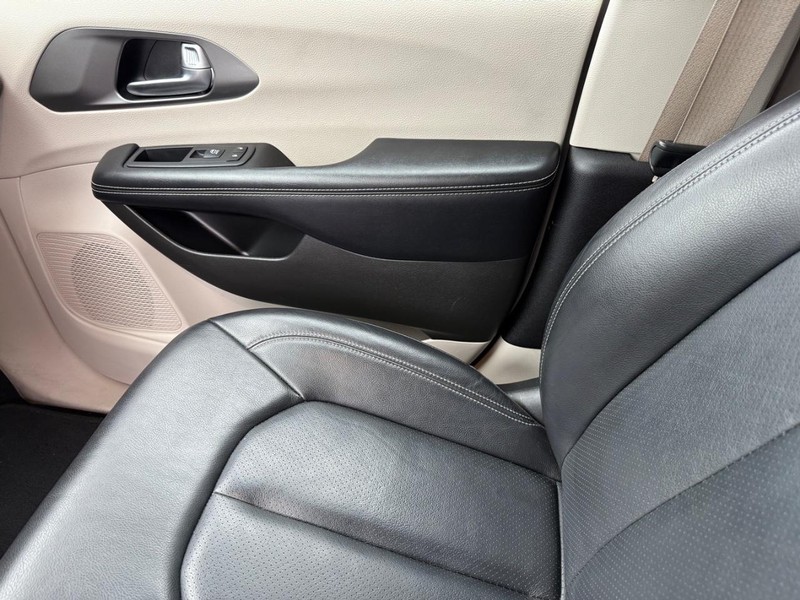 Chrysler Pacifica Vehicle Full-screen Gallery Image 29