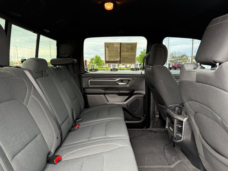 Ram 1500 Vehicle Full-screen Gallery Image 11