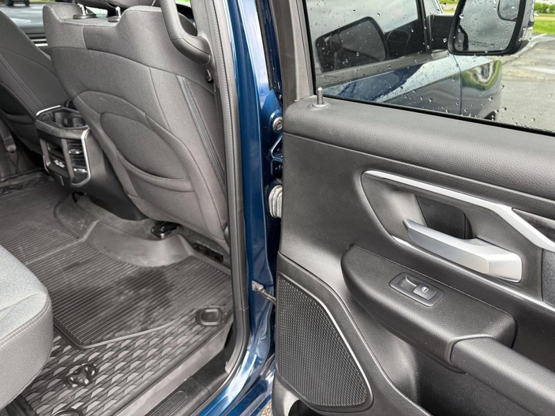 Ram 1500 Vehicle Full-screen Gallery Image 12