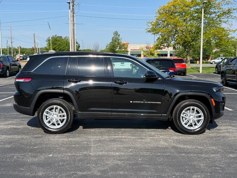 Jeep Grand Cherokee Vehicle Full-screen Gallery Image 2