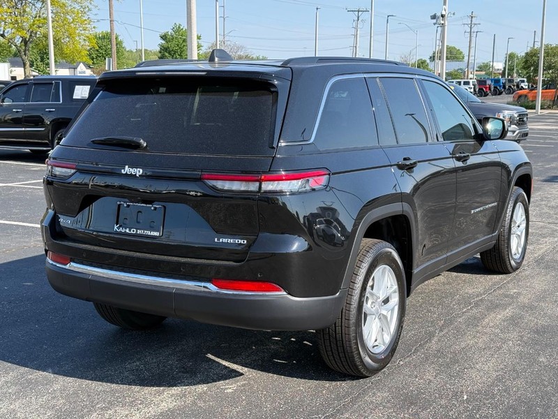Jeep Grand Cherokee Vehicle Full-screen Gallery Image 3