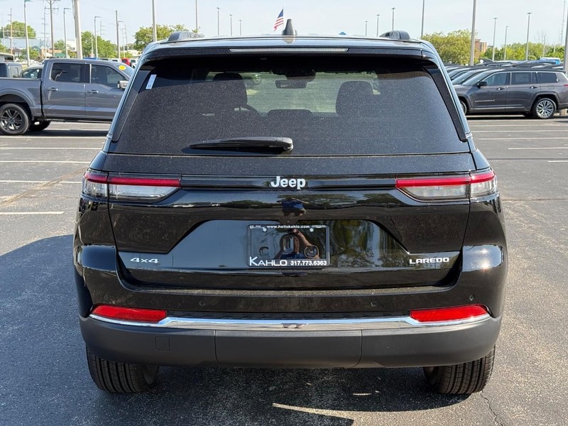 Jeep Grand Cherokee Vehicle Full-screen Gallery Image 4