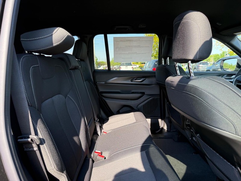 Jeep Grand Cherokee Vehicle Full-screen Gallery Image 10