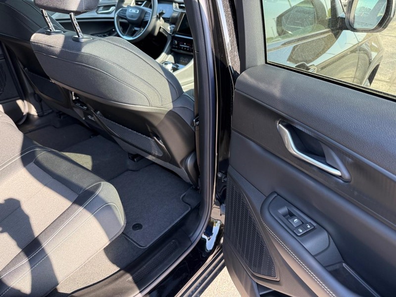 Jeep Grand Cherokee Vehicle Full-screen Gallery Image 11