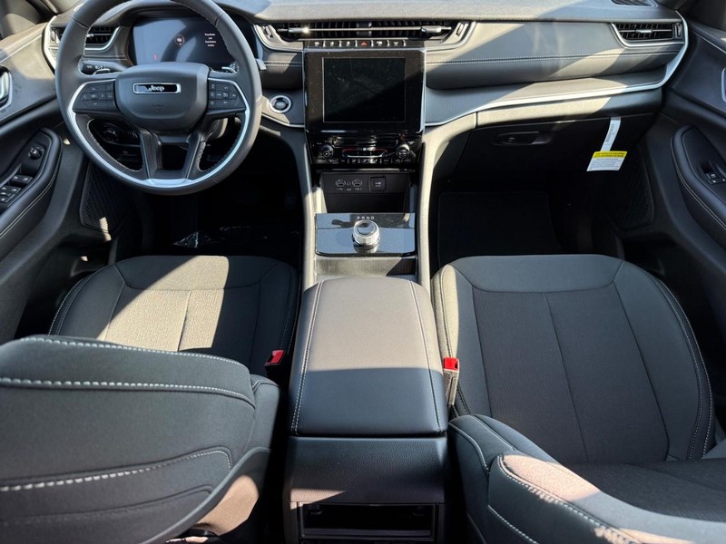 Jeep Grand Cherokee Vehicle Full-screen Gallery Image 12
