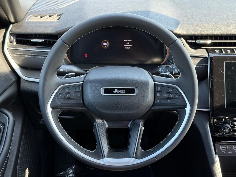 Jeep Grand Cherokee Vehicle Full-screen Gallery Image 13