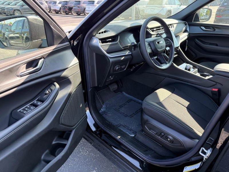 Jeep Grand Cherokee Vehicle Full-screen Gallery Image 16