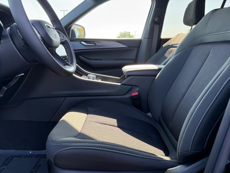 Jeep Grand Cherokee Vehicle Full-screen Gallery Image 17