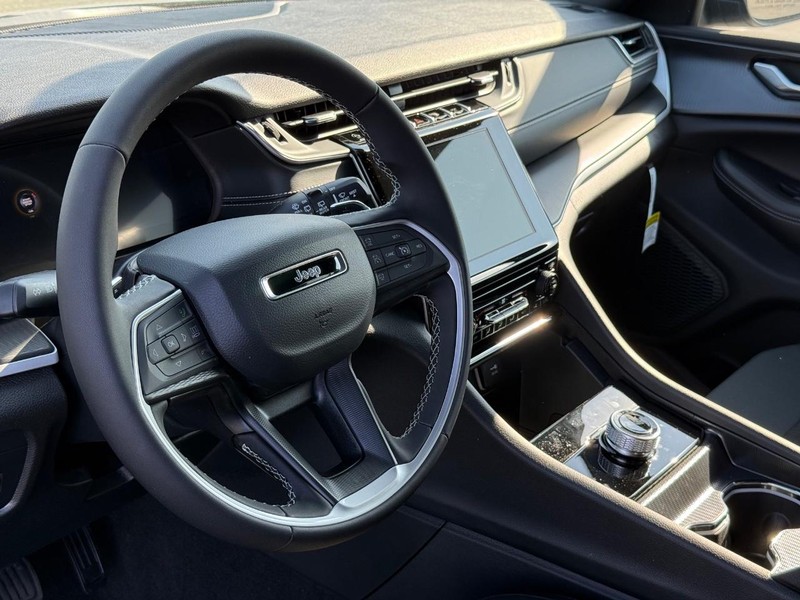 Jeep Grand Cherokee Vehicle Full-screen Gallery Image 18