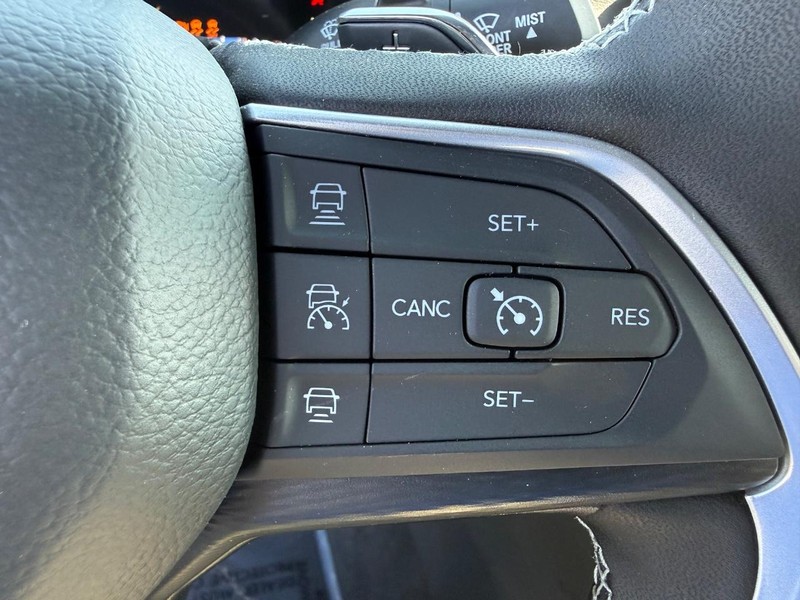 Jeep Grand Cherokee Vehicle Full-screen Gallery Image 20