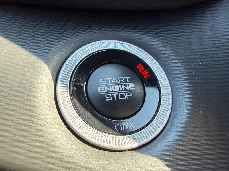Jeep Grand Cherokee Vehicle Full-screen Gallery Image 21