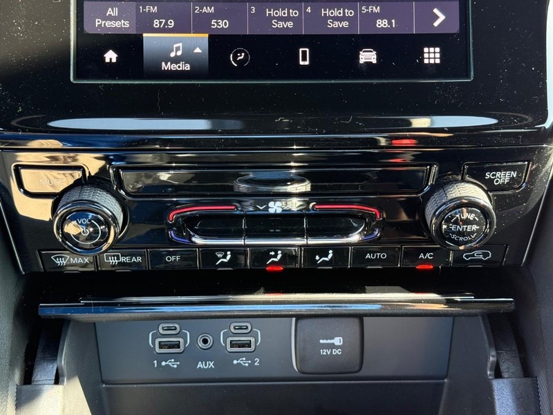 Jeep Grand Cherokee Vehicle Full-screen Gallery Image 24