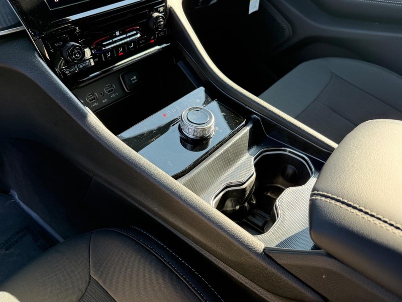 Jeep Grand Cherokee Vehicle Full-screen Gallery Image 25