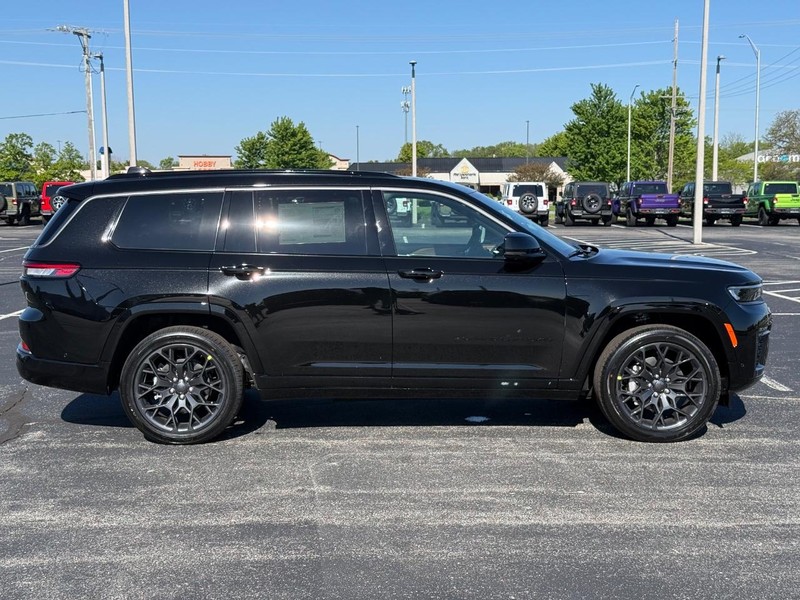 Jeep Grand Cherokee L Vehicle Full-screen Gallery Image 2