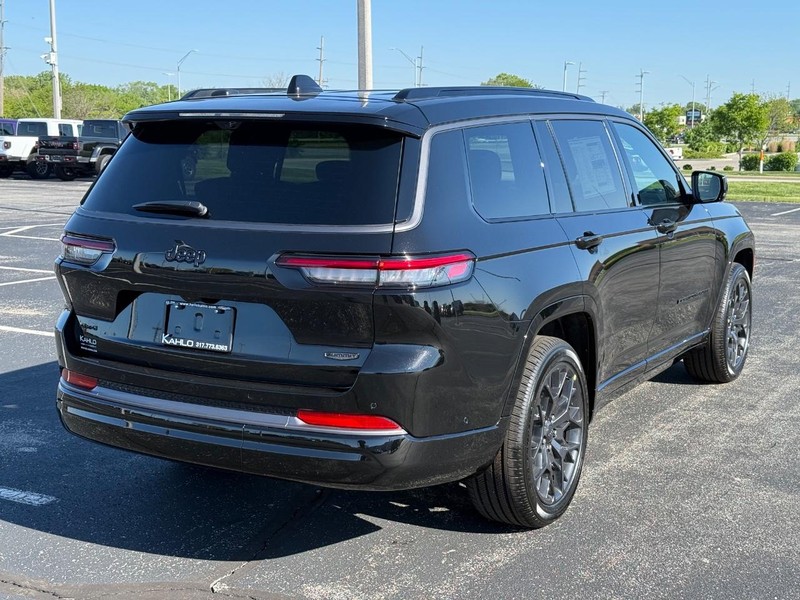 Jeep Grand Cherokee L Vehicle Full-screen Gallery Image 3