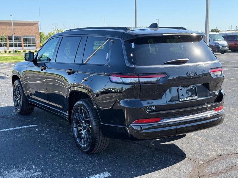 Jeep Grand Cherokee L Vehicle Full-screen Gallery Image 5