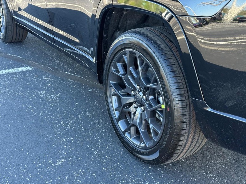 Jeep Grand Cherokee L Vehicle Full-screen Gallery Image 6