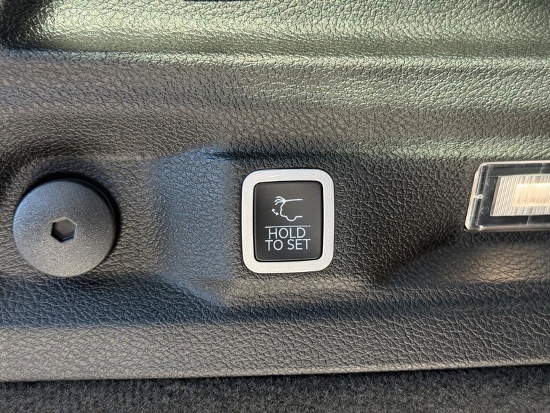 Jeep Grand Cherokee L Vehicle Full-screen Gallery Image 8