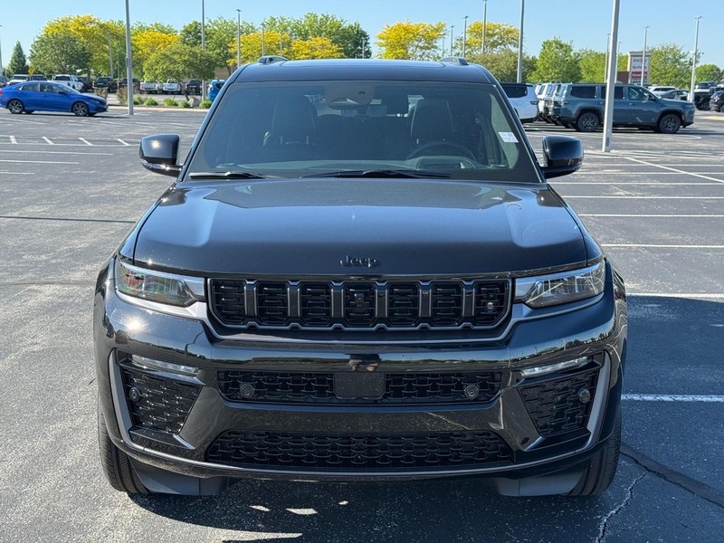 Jeep Grand Cherokee L Vehicle Full-screen Gallery Image 10